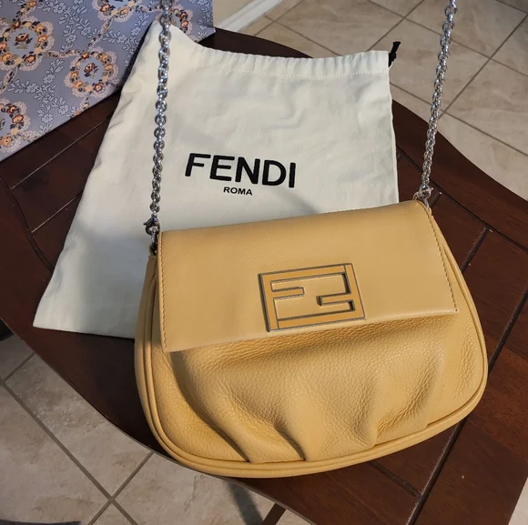 AUTH Fendi Fendista Pochette with Chain Crossbody bag - Picture 2 of 11